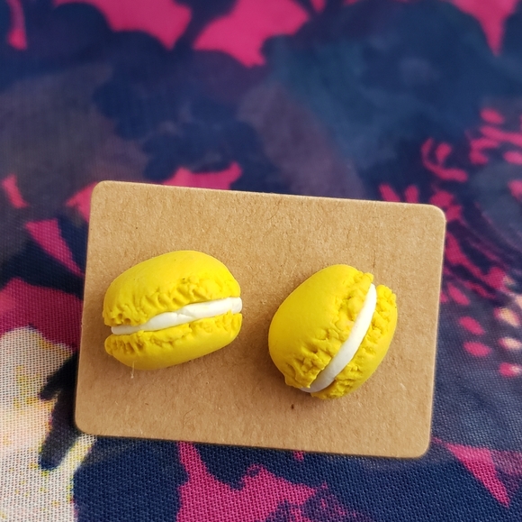 🦄🦄Polymer clay handmade macaroon stud earrings - Picture 2 of 3